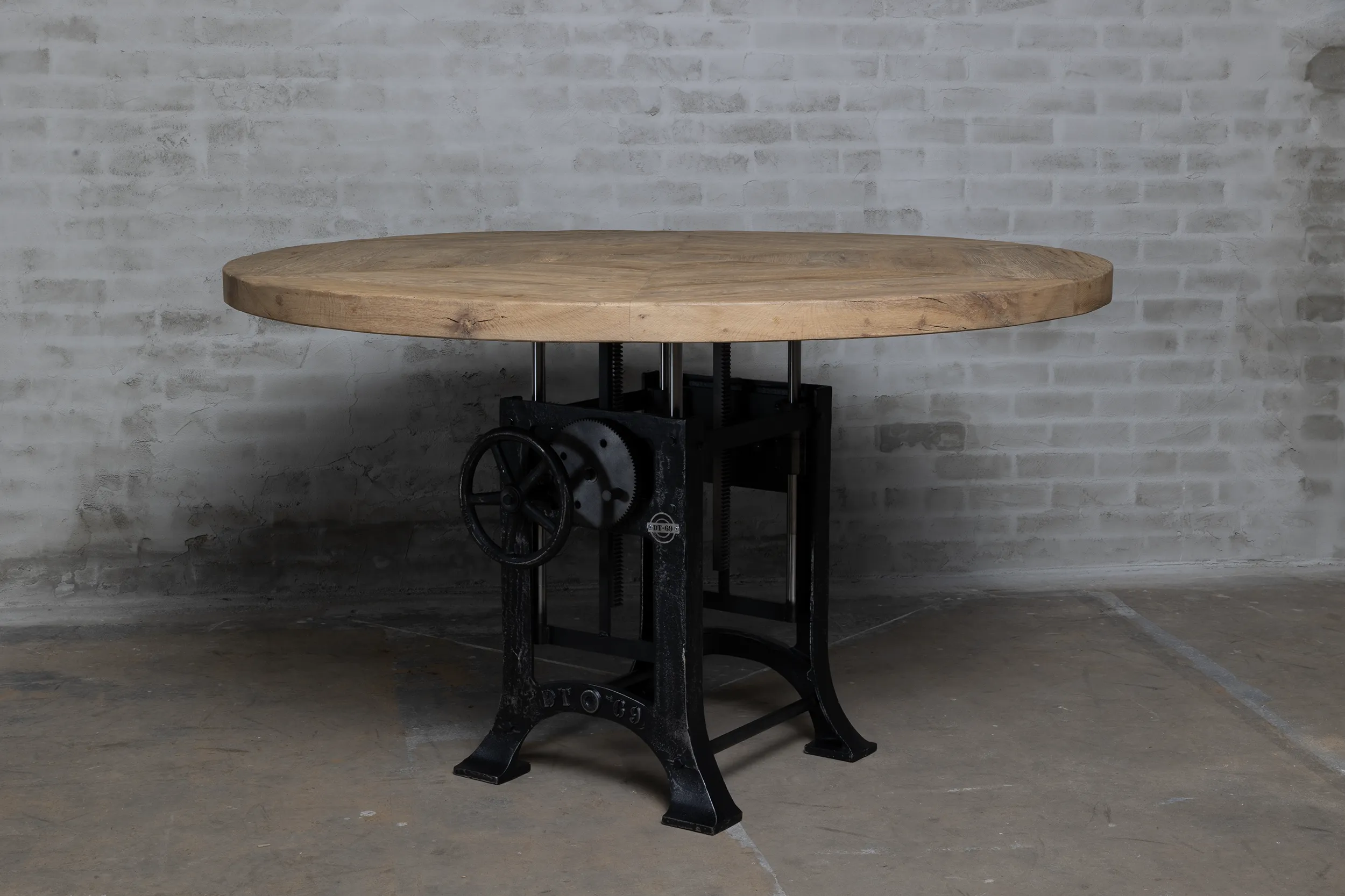 Ronde eiken eettafel in hoogte verstelbaar DT24-2 Vooraanzicht ronde eiken eettafel met in hoogte verstelbare tafelpoten