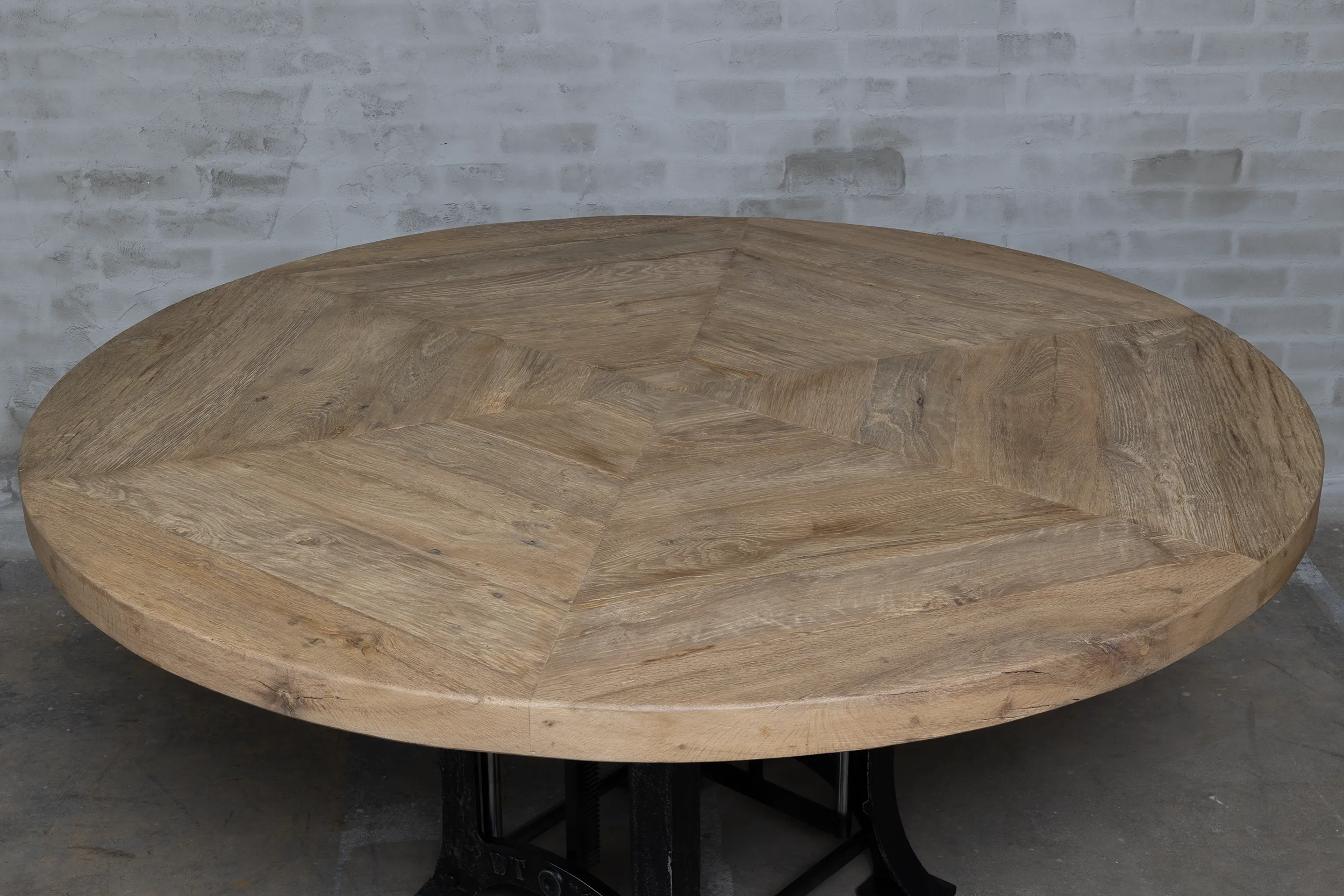 Ronde eiken eettafel in hoogte verstelbaar DT24-5 Bovenaanzicht rond eiken tafelblad van de DT24 in hoogte verstelbare eettafel