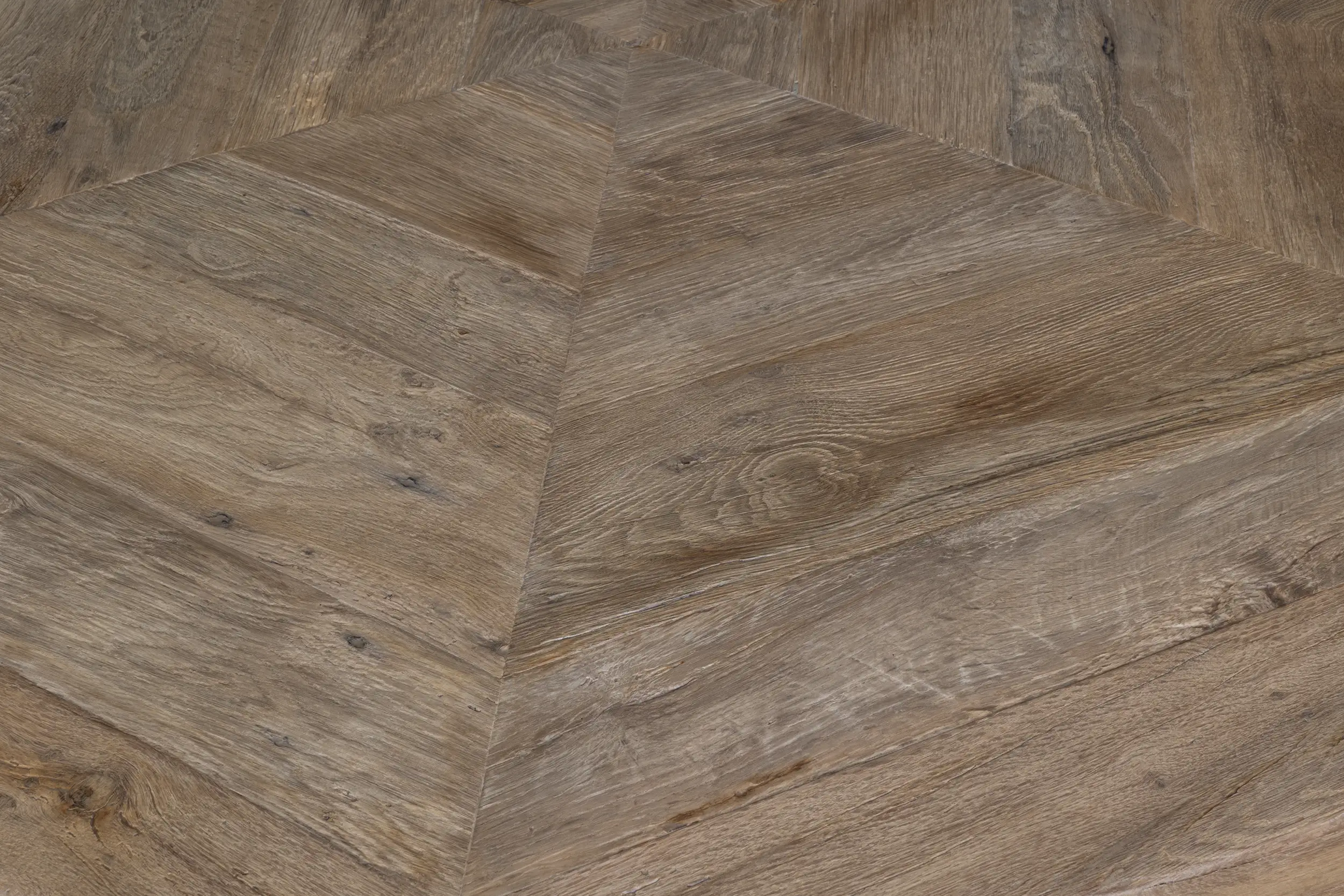 Ronde eiken eettafel in hoogte verstelbaar DT24-6 Bovenaanzicht rond eiken tafelblad van de DT24 in hoogte verstelbare eettafel