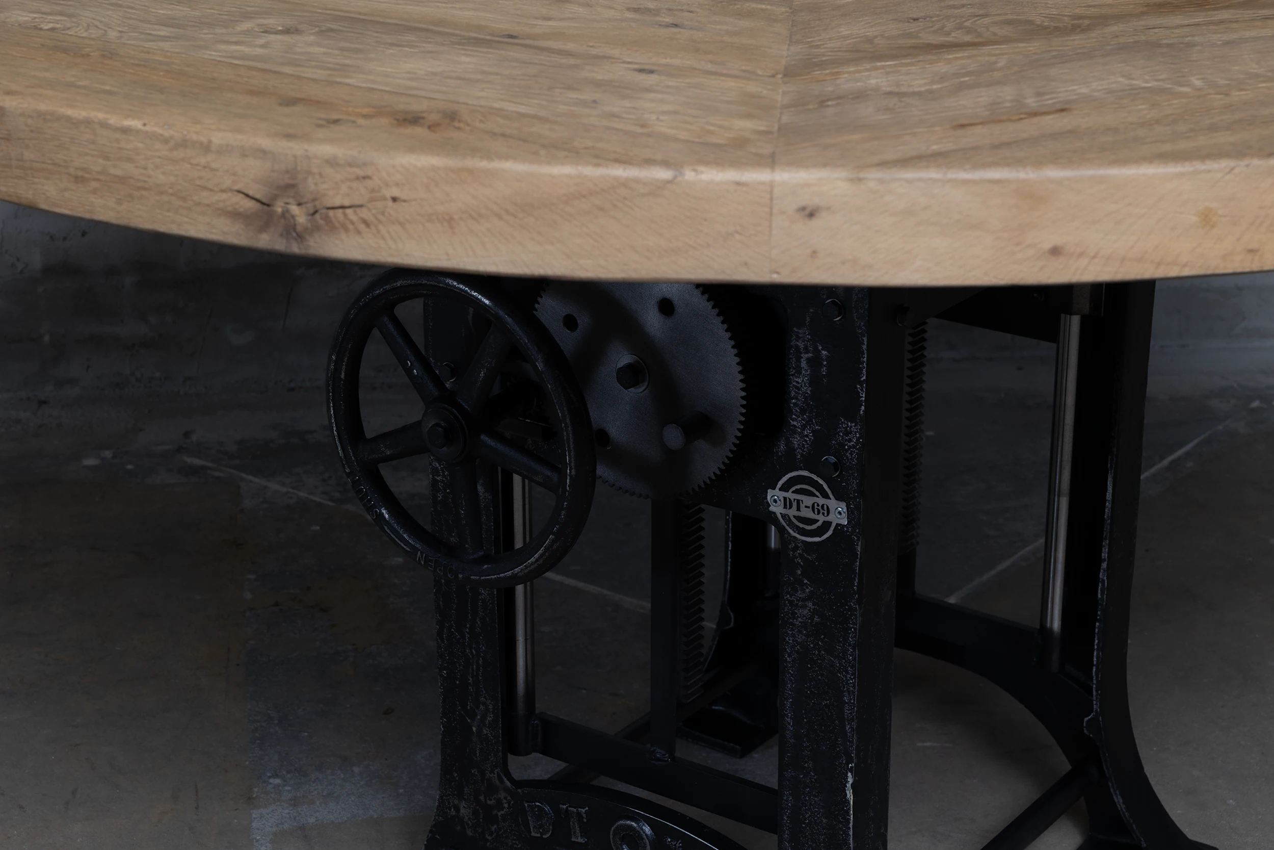 Ronde eiken eettafel in hoogte verstelbaar DT24-7 Closeup van in hoogte verstelbaar onderstel met tandwiel mechanisme