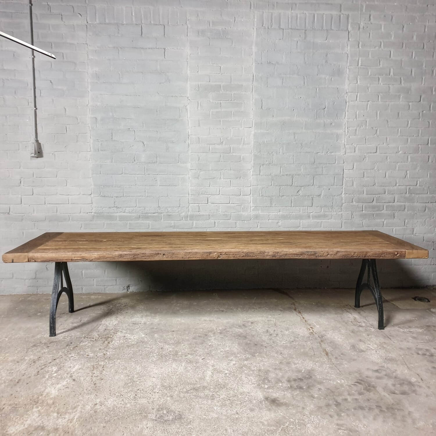 industrial-design-table-cast-iron-base-tabletop-7cm-sunburned-reclaimed-oak-dt17-05