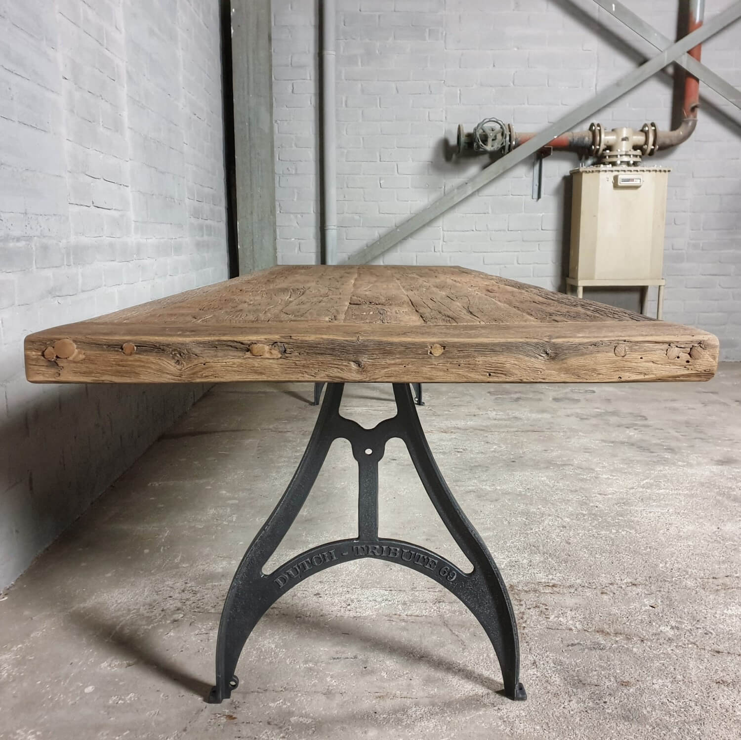 industrial-design-table-cast-iron-base-tabletop-7cm-sunburned-reclaimed-oak-dt17-07