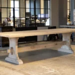 Overzichtsfoto van eikenhouten kasteeltafel G002 in de DT-69 showroom.
