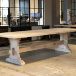 Overzichtsfoto van eikenhouten kasteeltafel G002 in de DT-69 showroom.