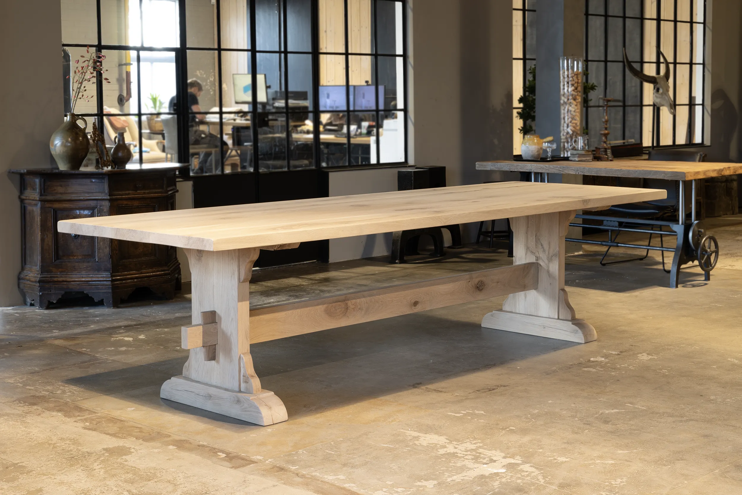 Rustieke eikenhouten kasteeltafel op maat gemaakt G002-3 Overzichtsfoto van eikenhouten kasteeltafel G002 in de DT-69 showroom.