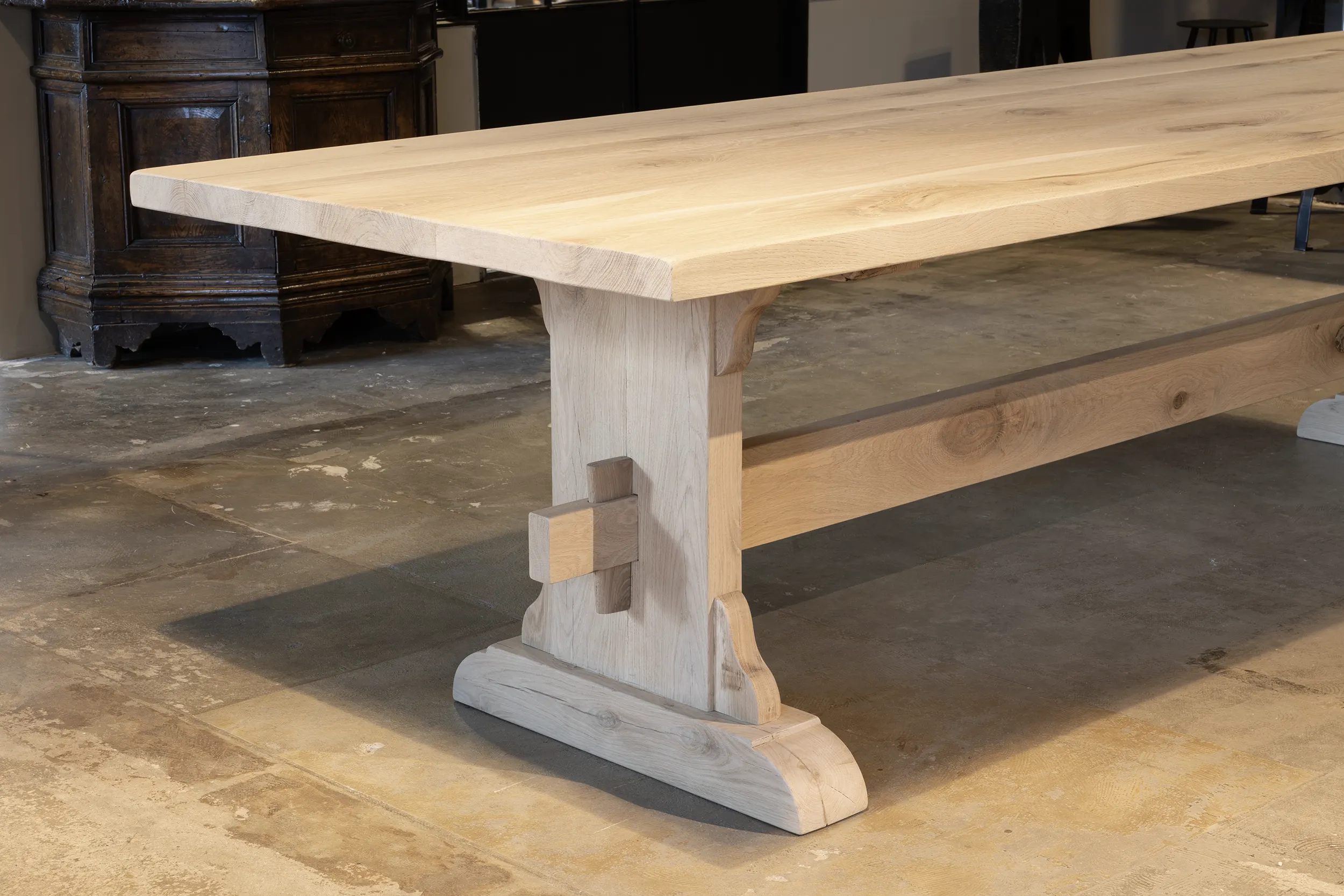 Rustieke eikenhouten kasteeltafel op maat gemaakt G002-4 Closeup van kasteetlafel tafelpoot met houten verbinding.