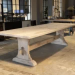 Overzichtsfoto van eikenhouten kasteeltafel G002 in de DT-69 showroom.