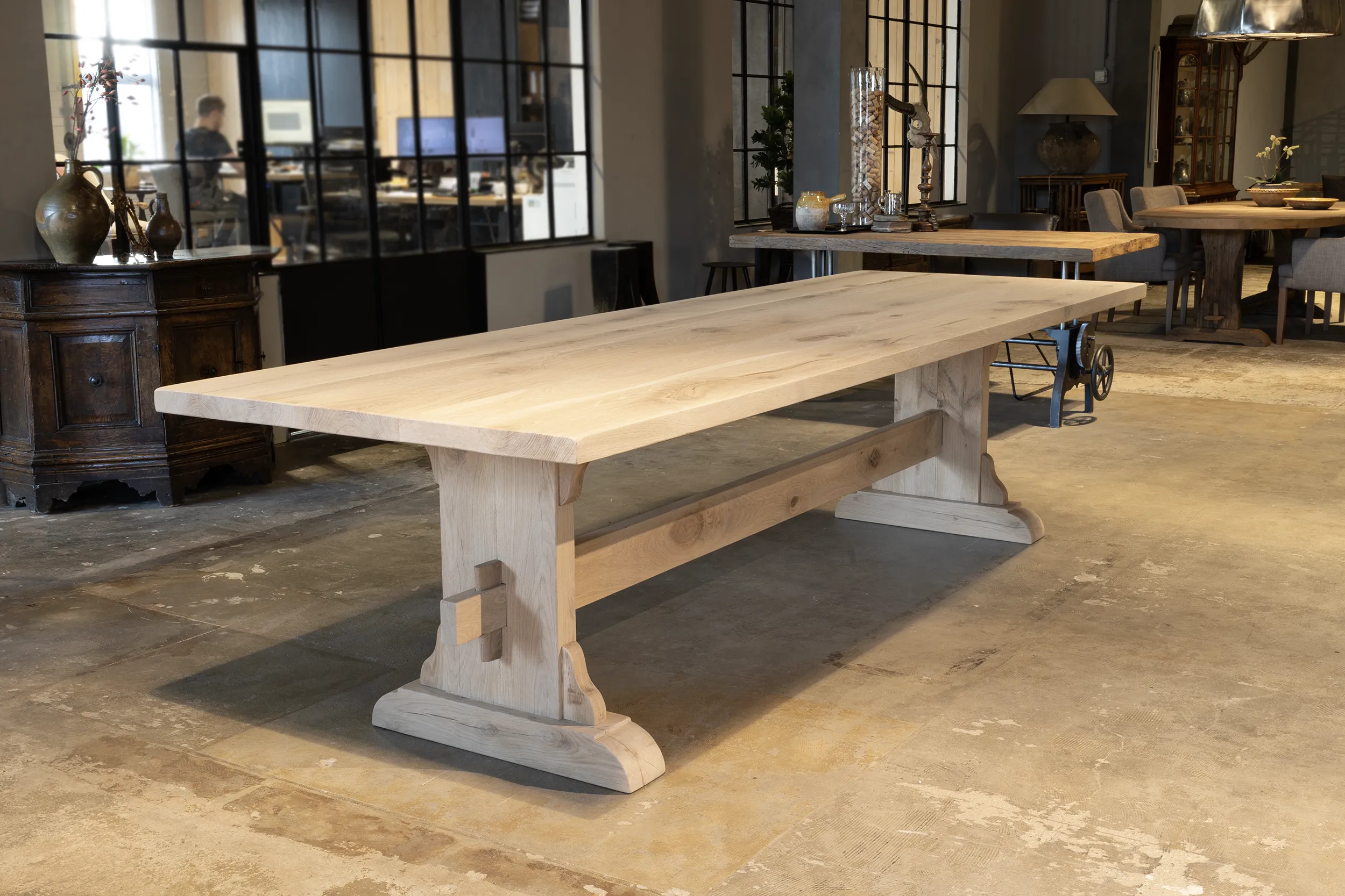 Rustieke eikenhouten kasteeltafel op maat gemaakt G002-5 Overzichtsfoto van eikenhouten kasteeltafel G002 in de DT-69 showroom.