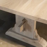 Closeup van kasteetlafel tafelpoot met houten verbinding.