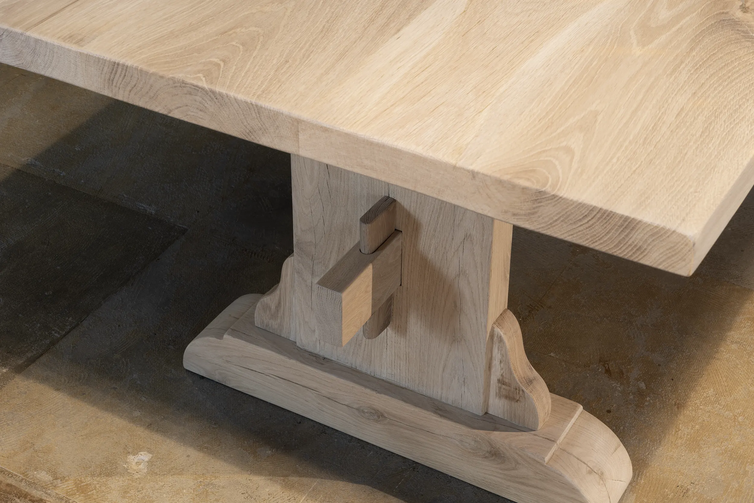 Rustieke eikenhouten kasteeltafel op maat gemaakt G002-6 Closeup van kasteetlafel tafelpoot met houten verbinding.