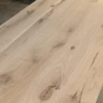 Closeup van rustiek tafelblad van eikenhouten kasteeltafel.