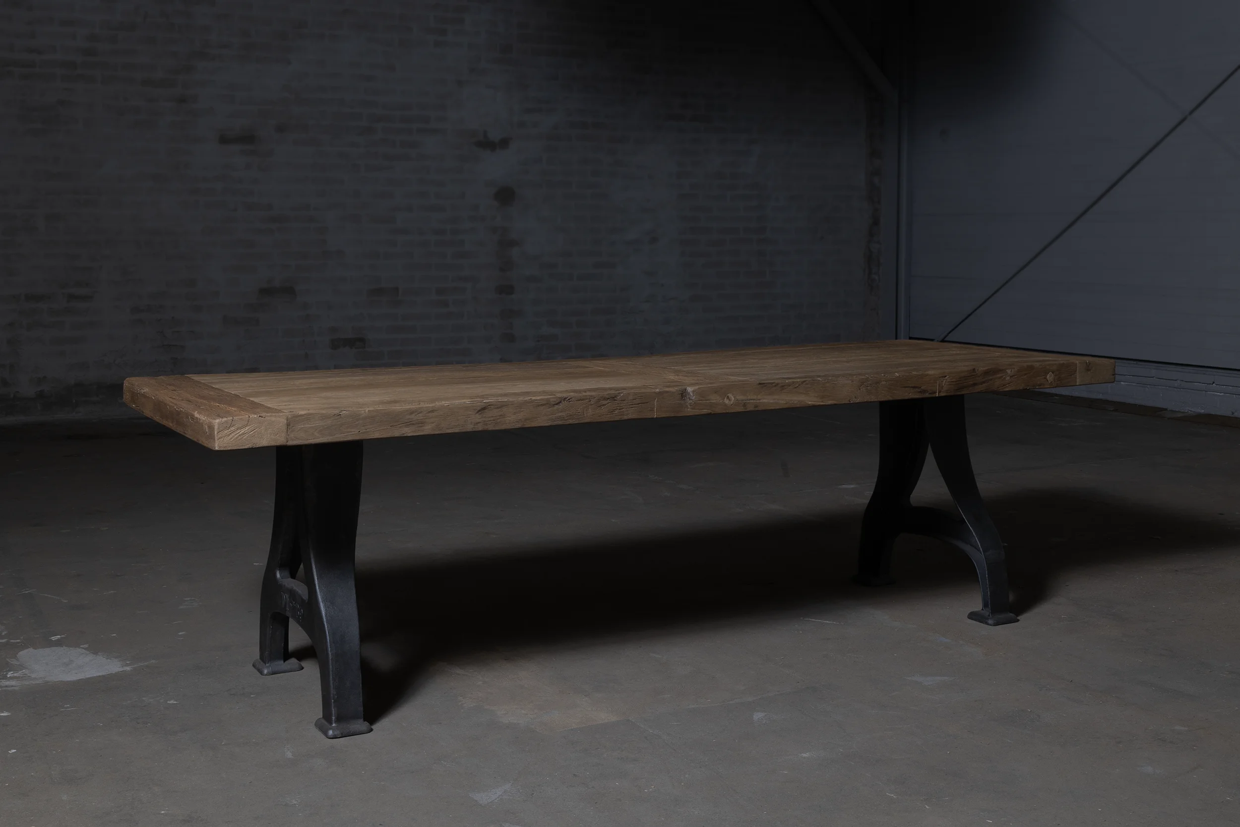 Industriële eettafel van robuust oud eikenhout DT27-1
