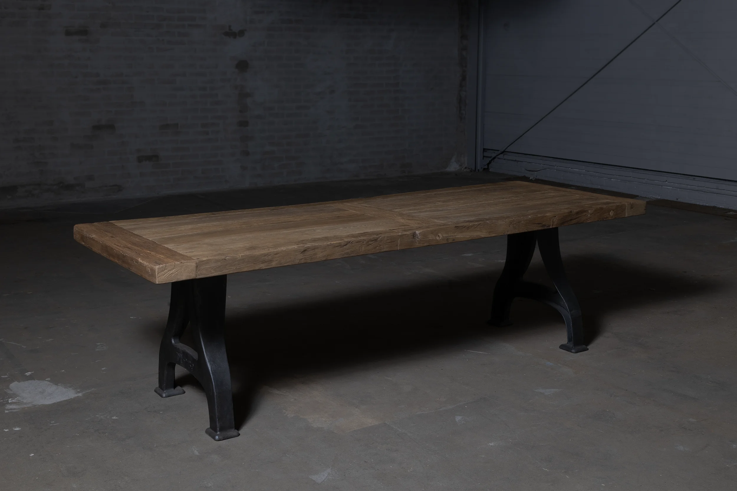 Industriële eettafel van robuust oud eikenhout DT27-2