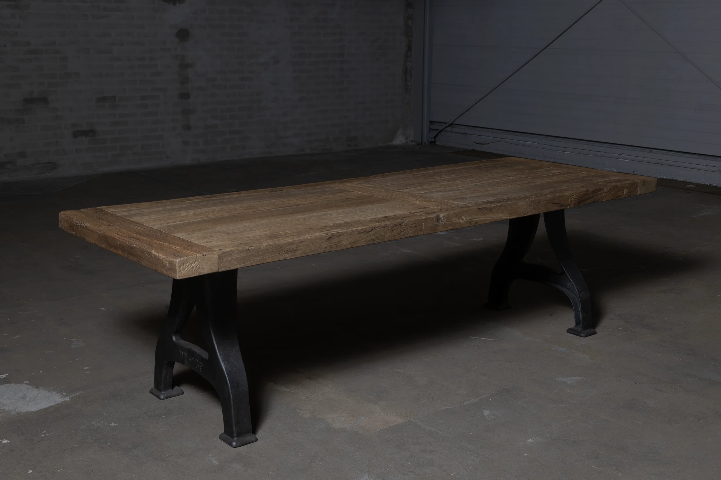 Industriële eettafel van robuust oud eikenhout DT27-3