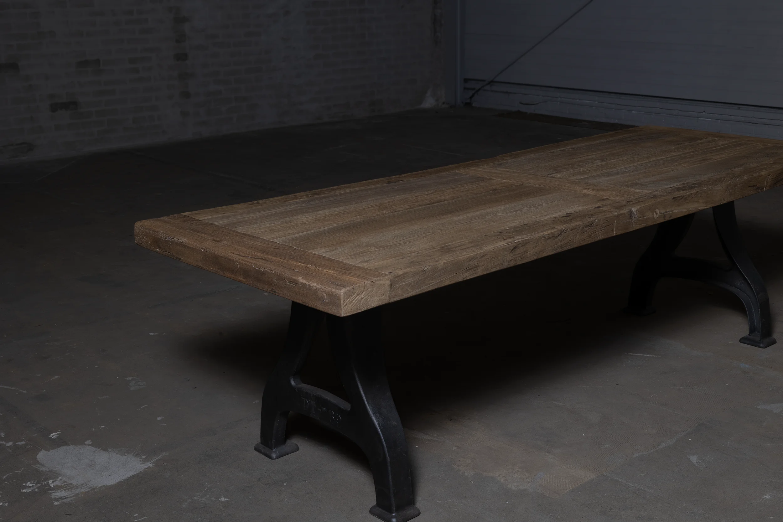 Industriële eettafel van robuust oud eikenhout DT27-4