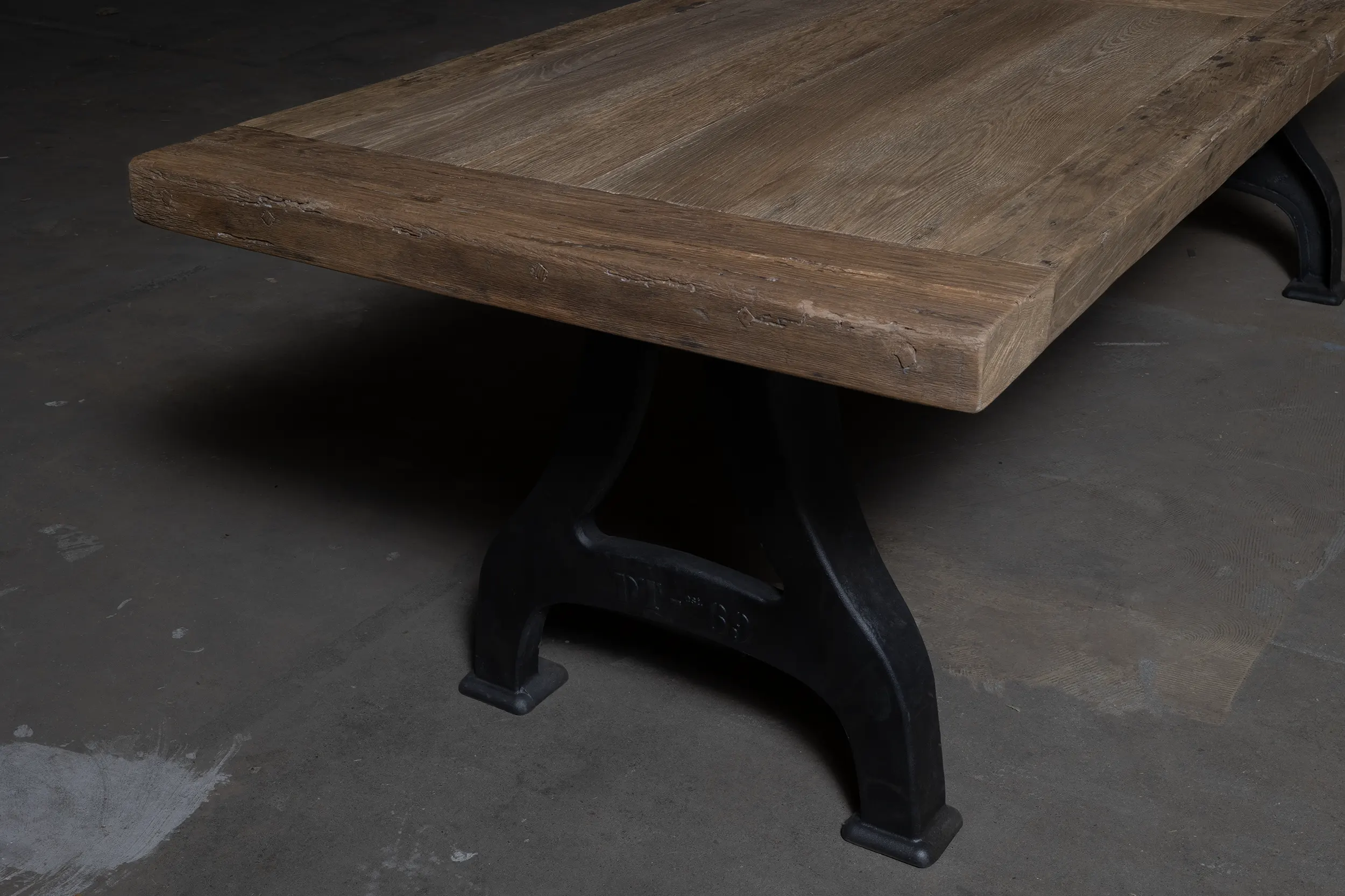 Industriële eettafel van robuust oud eikenhout DT27-5