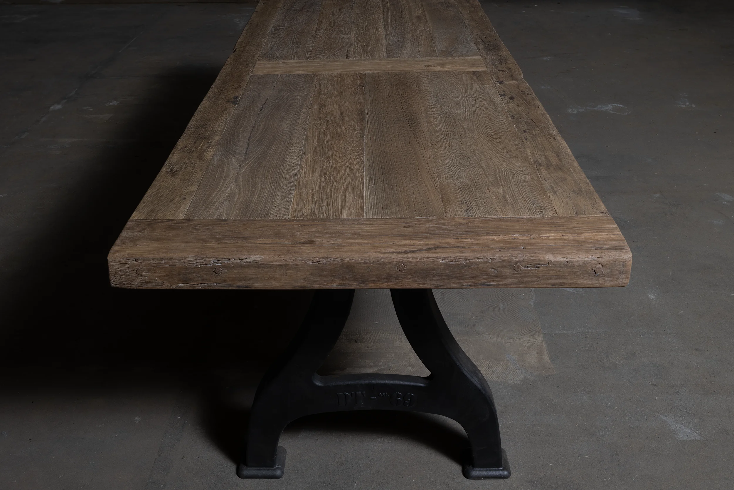 Industriële eettafel van robuust oud eikenhout DT27-6