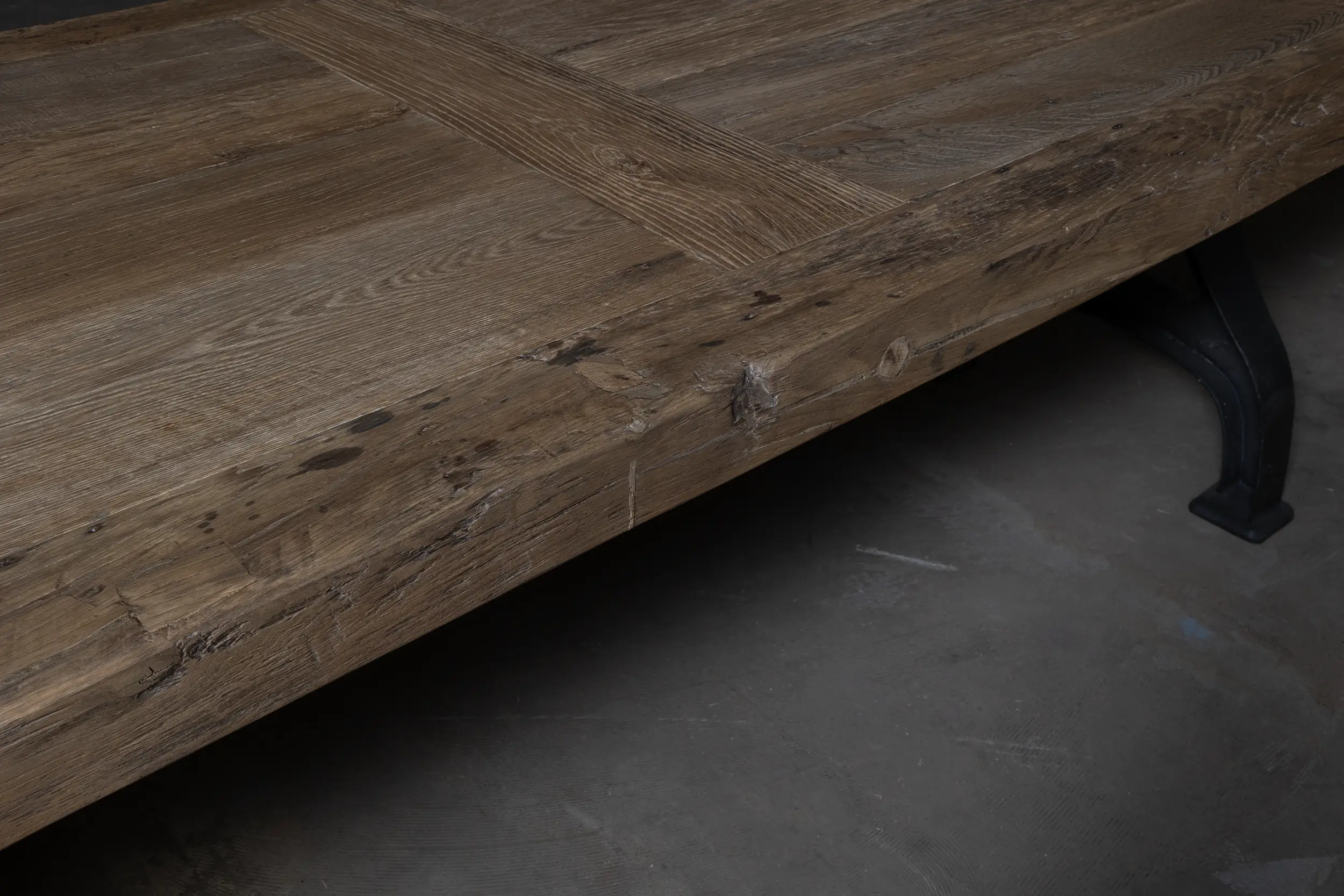 Industriële eettafel van robuust oud eikenhout DT27-7