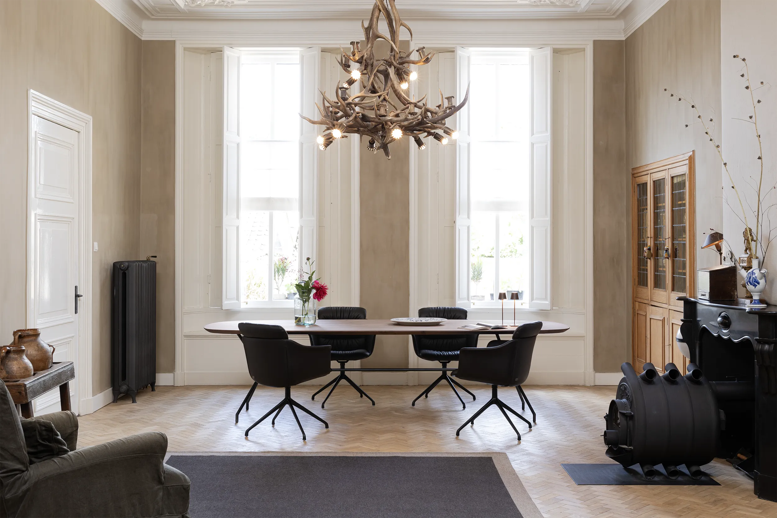 DT35-ovale-eettafel-notenhout-2 Scandinavische ovale eettafel van notenhout