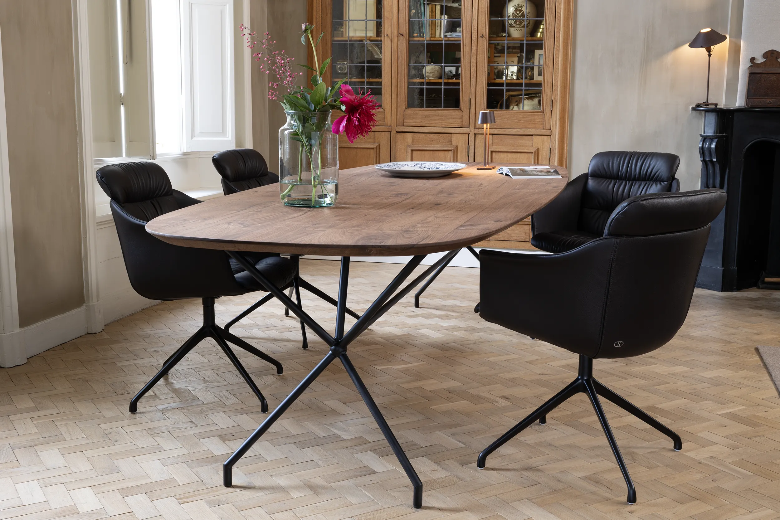 DT35-ovale-eettafel-notenhout-3 Scandinavische ovale eettafel van notenhout