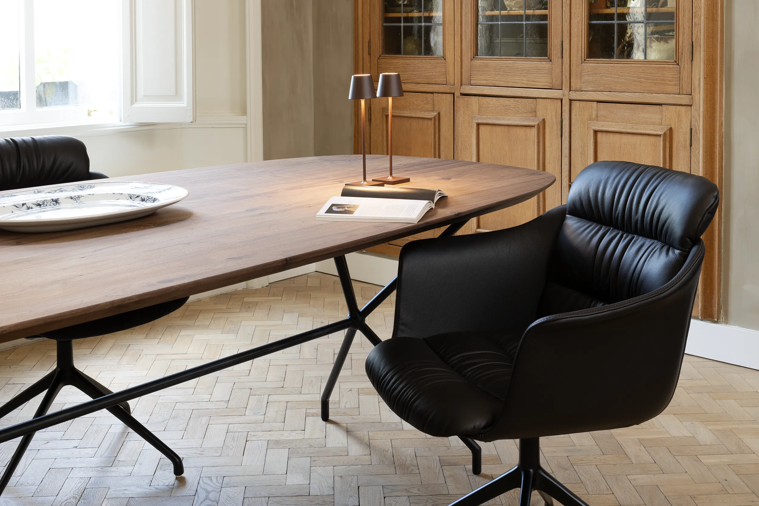 DT35-ovale-eettafel-notenhout-4 Scandinavische ovale eettafel van notenhout