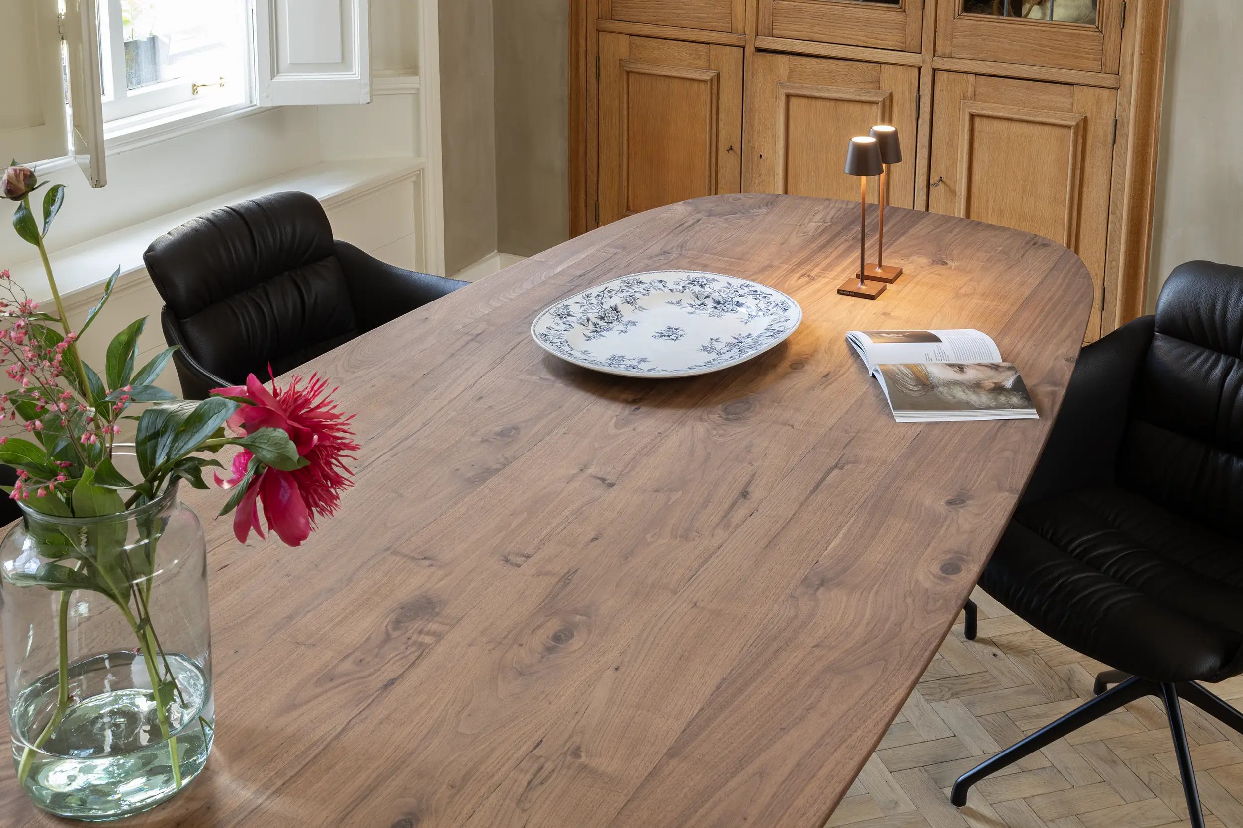 DT35-ovale-eettafel-notenhout-5 Scandinavische ovale eettafel van notenhout