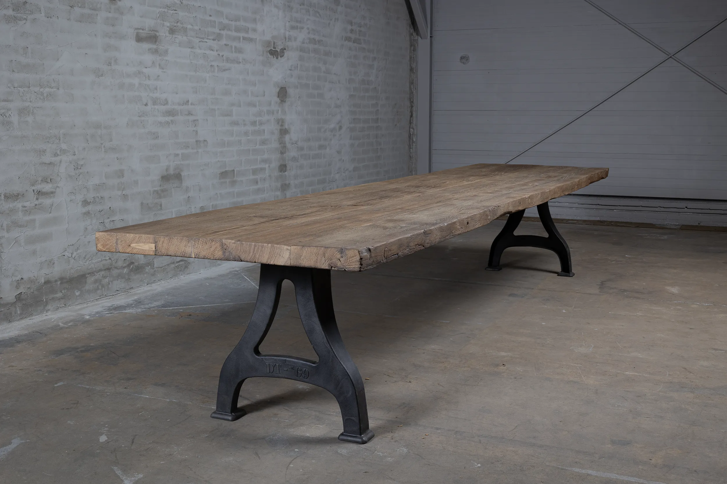 Eiken industriële eettafel ambachtelijk op maat gemaakt in Nederland