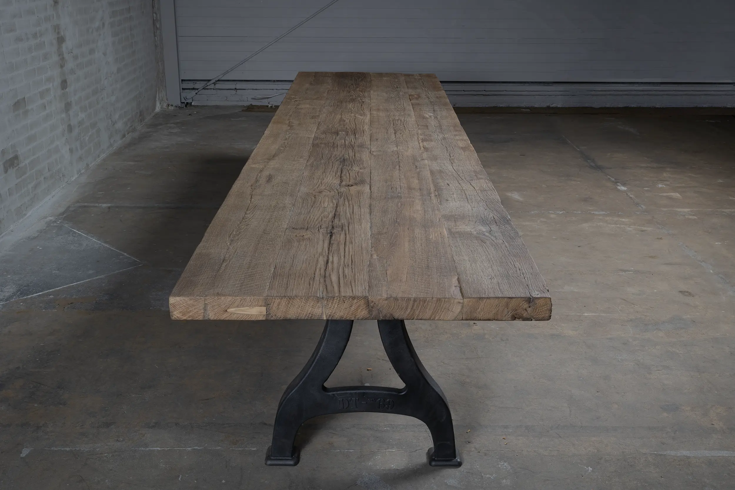 Eiken industriële eettafel ambachtelijk op maat gemaakt in Nederland