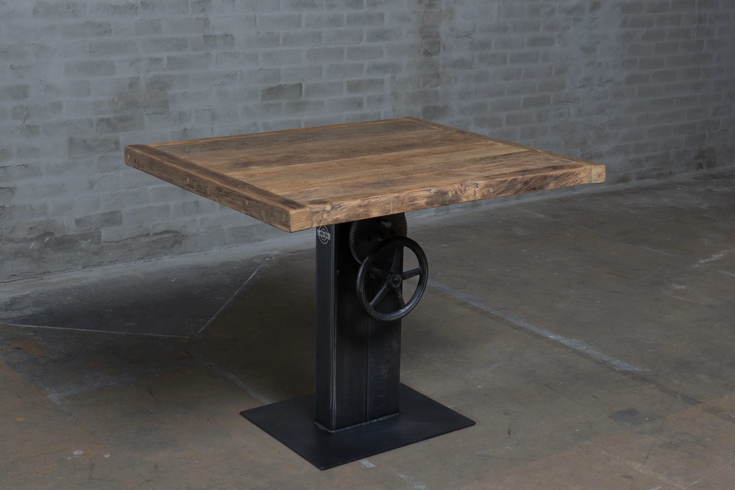 DT26-Bistrotafel-hoogte-verstelbaar-24-08-28-2 Verstelbare bistrotafel met eiken tafelblad op maat verkrijgbaar