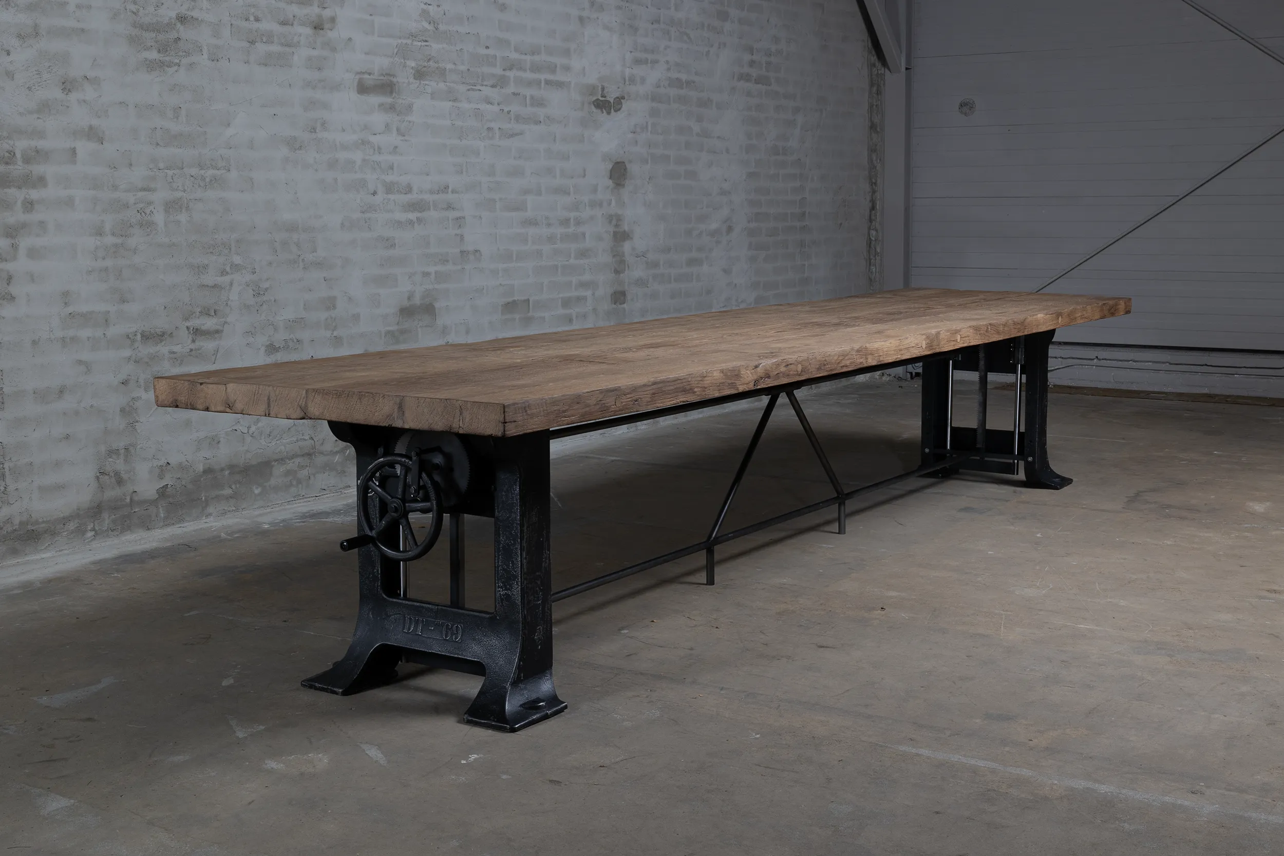 Grote eettafel massief eikenhout LIM25-08-24-2 Grote massief eiken eettafel in hoogte verstelbaar