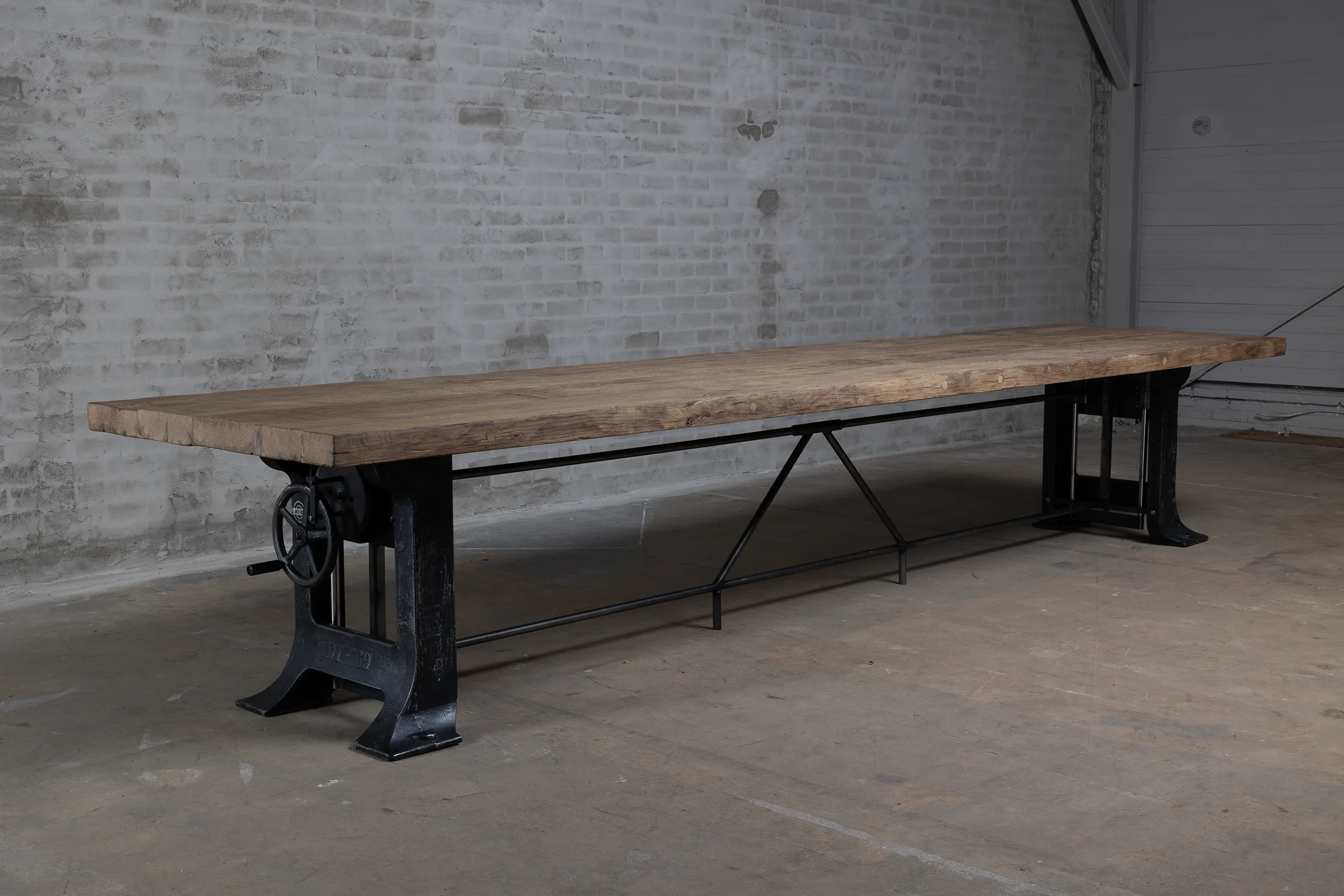 Grote eettafel massief eikenhout LIM25-08-24-3 Grote massief eiken eettafel in hoogte verstelbaar