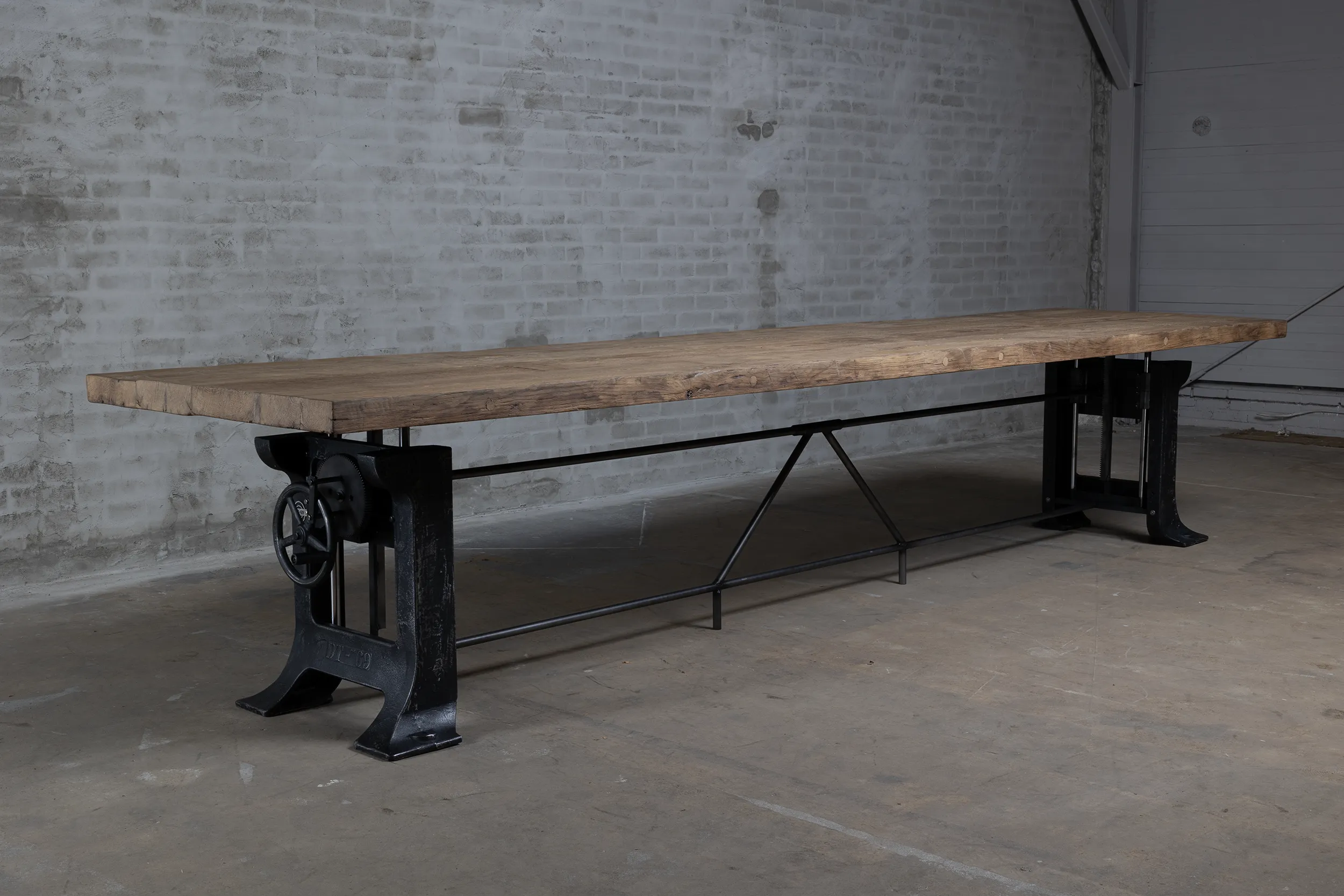 Grote eettafel massief eikenhout LIM25-08-24-4 Grote massief eiken eettafel in hoogte verstelbaar