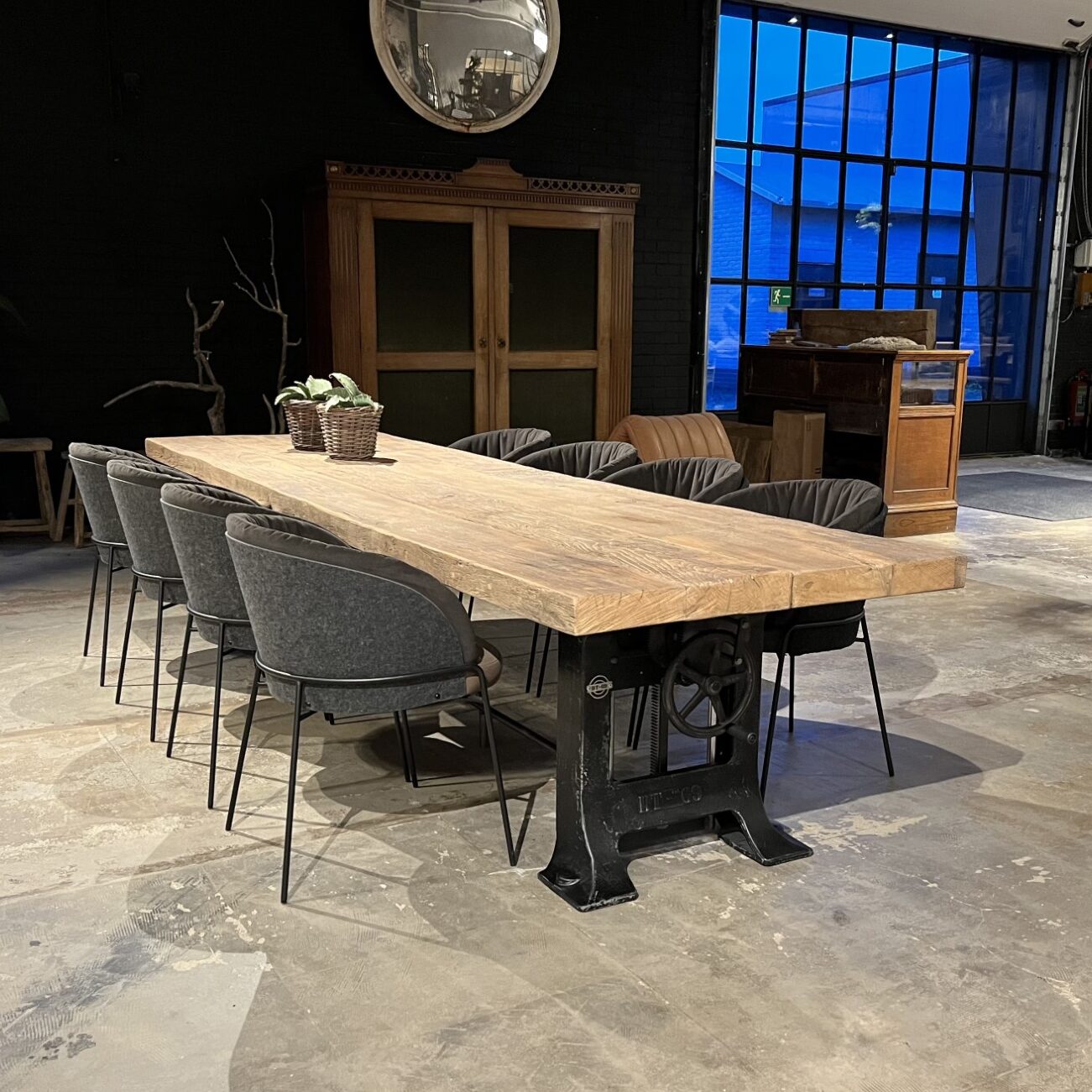 Height adjustable dining table with industrial look