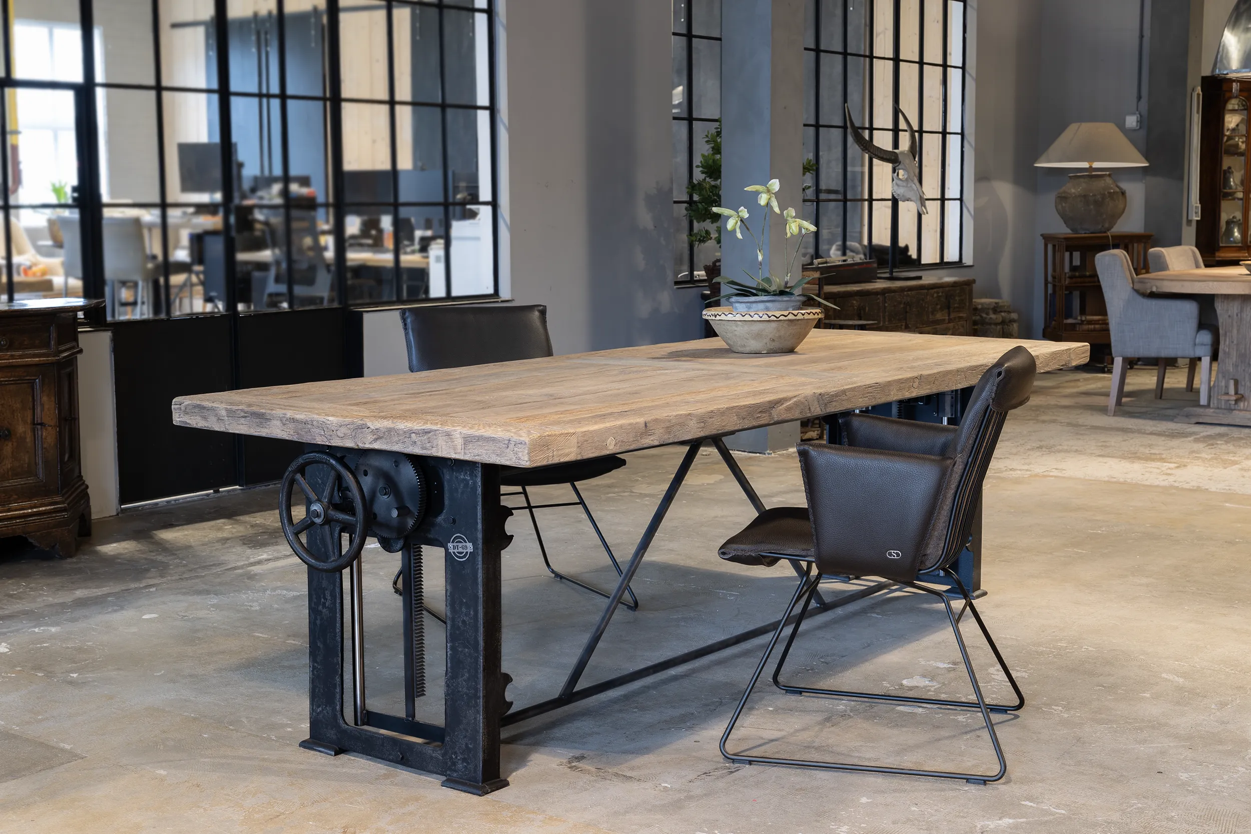 DT02-Show-1 Industriële eettafel DT02 in showroom met de Sede eetkamerstoelen