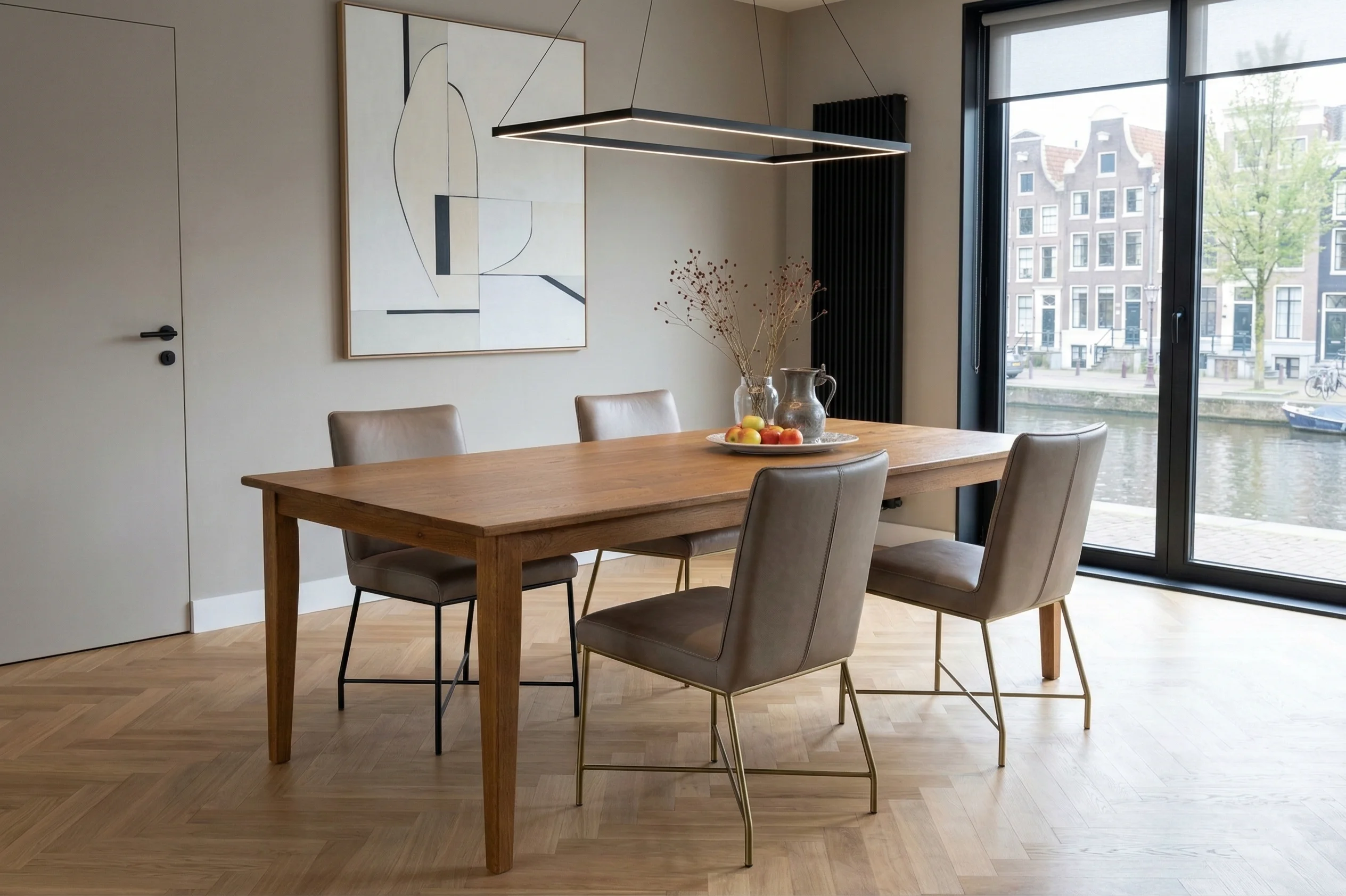 G021 sfeerfoto stijlvolle woonkamer 1 Franse eettafel van eikenhout naar authentiek model op maat gemaakt