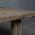 closeup van tafelblad van de Z027-M Ulm kloostertafel van massief oud eikenhout
