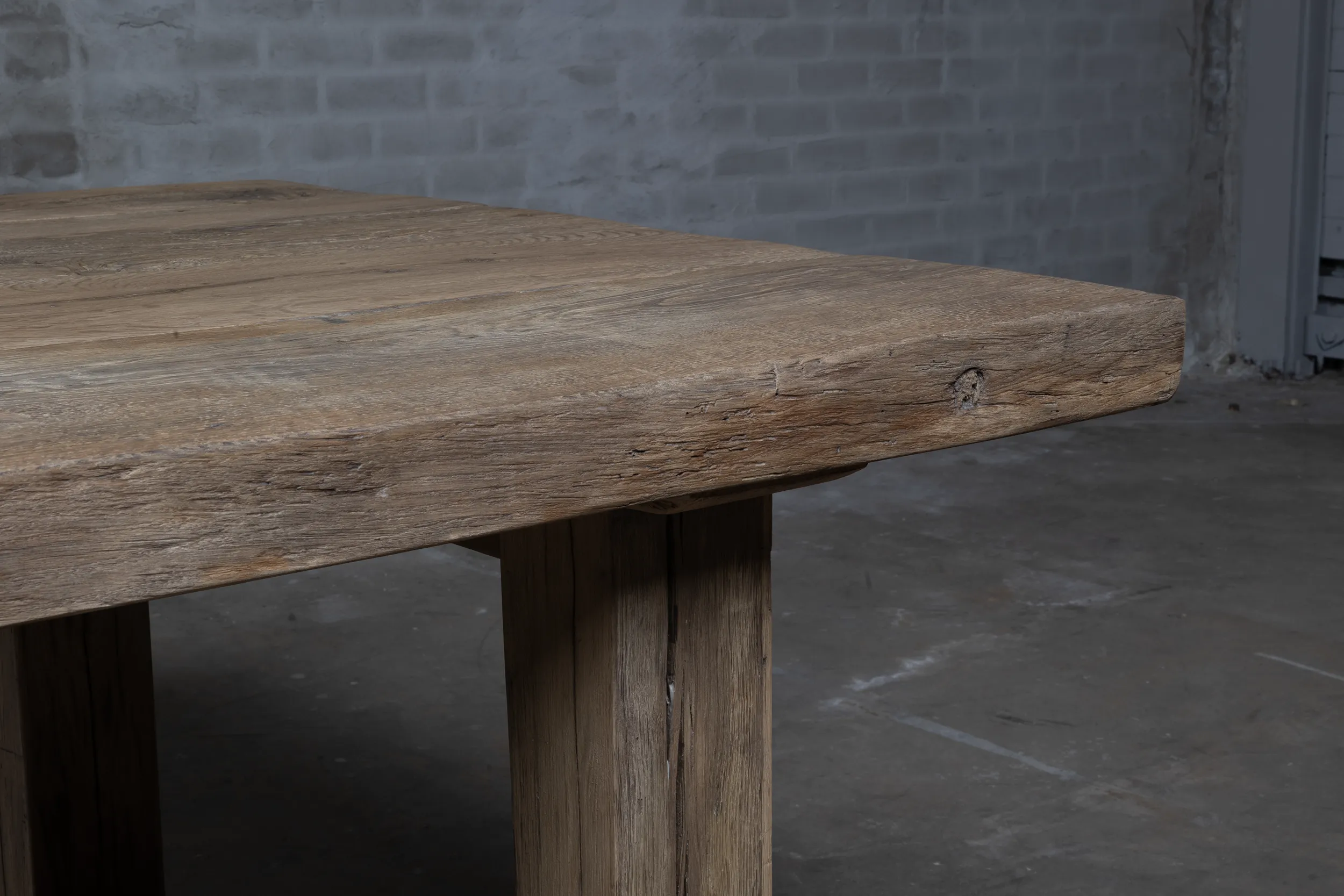 closeup van tafelblad van de Z027-M Ulm kloostertafel van massief oud eikenhout