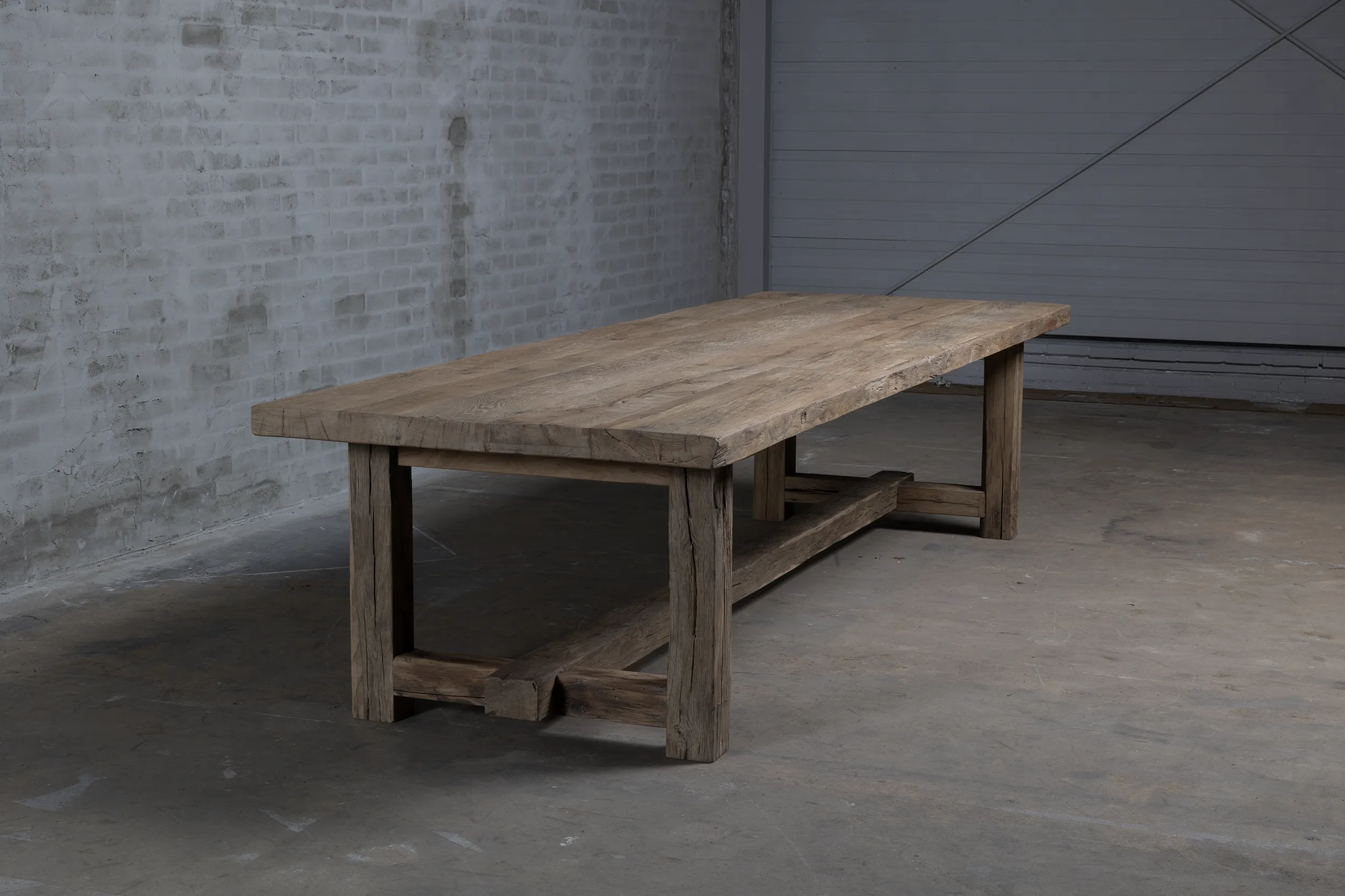 schuin vooraanzicht van de Z027-M Ulm kloostertafel van massief oud eikenhout