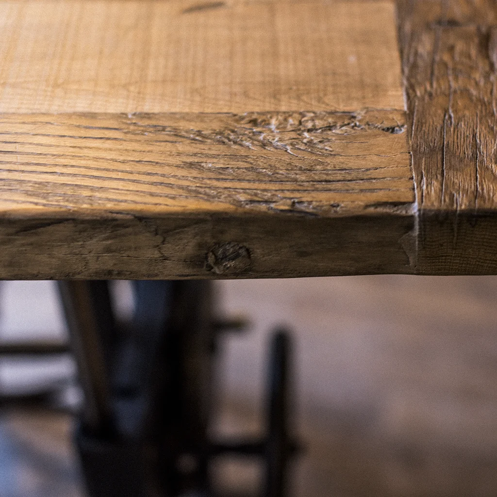 Closeup van tafelblad van bruin café tafel
