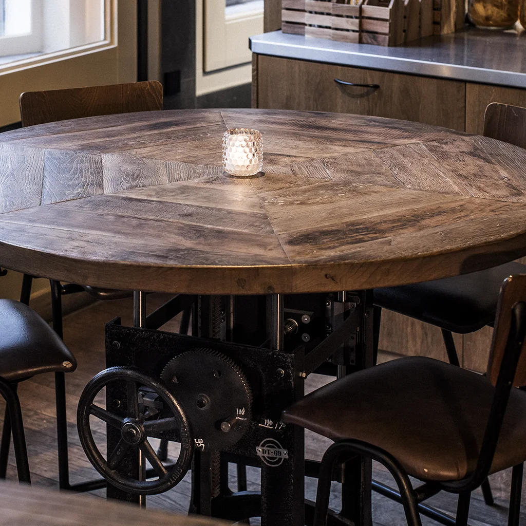 Closeup van rond tafelblad van bruin café tafel
