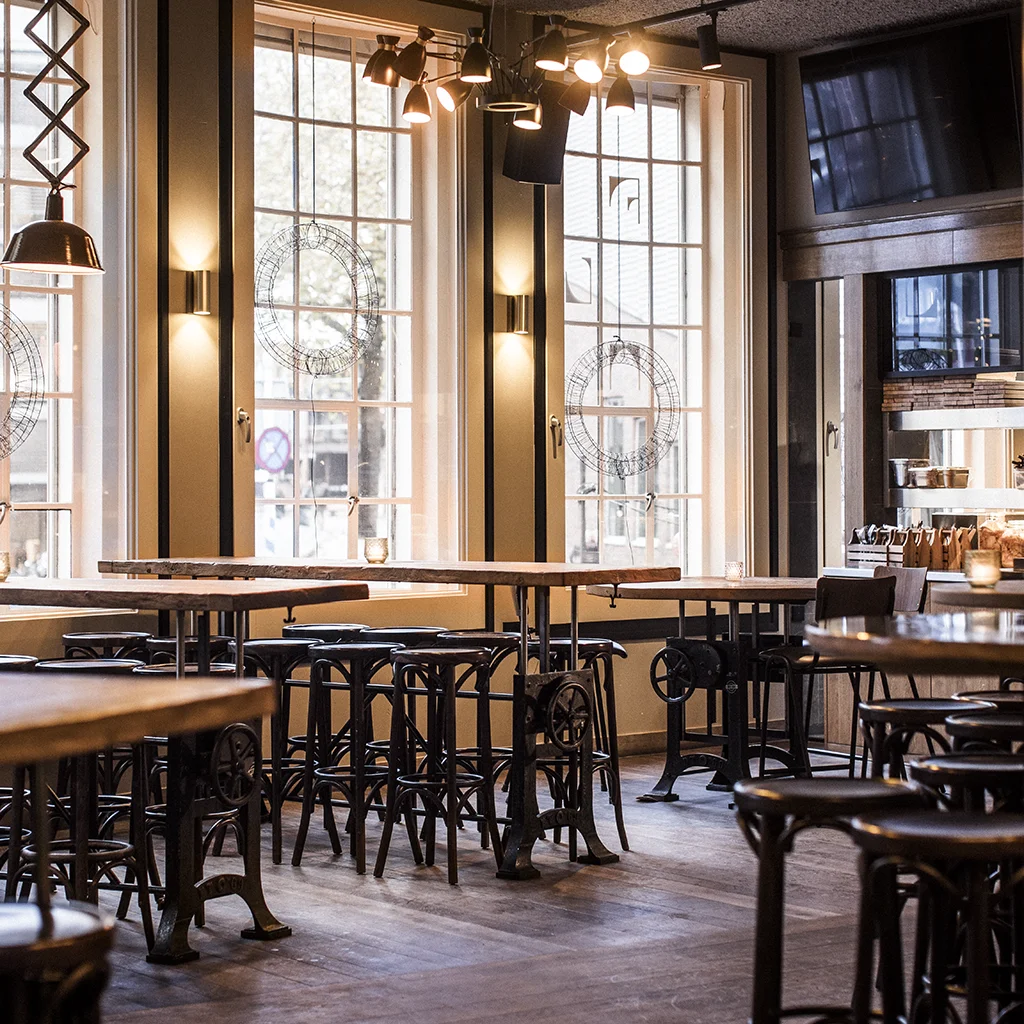 In hoogte verstelbare stamtafels in bruin café