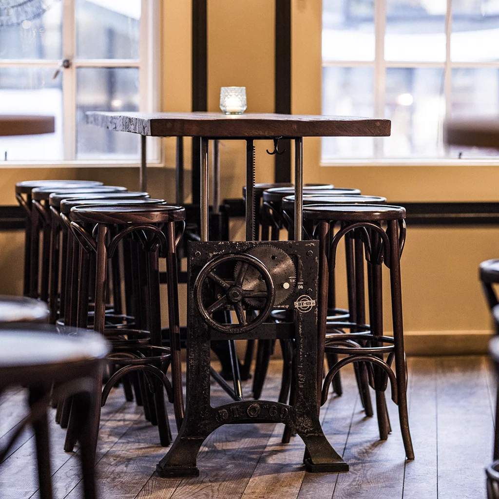In hoogte verstelbare stamtafels in bruin café
