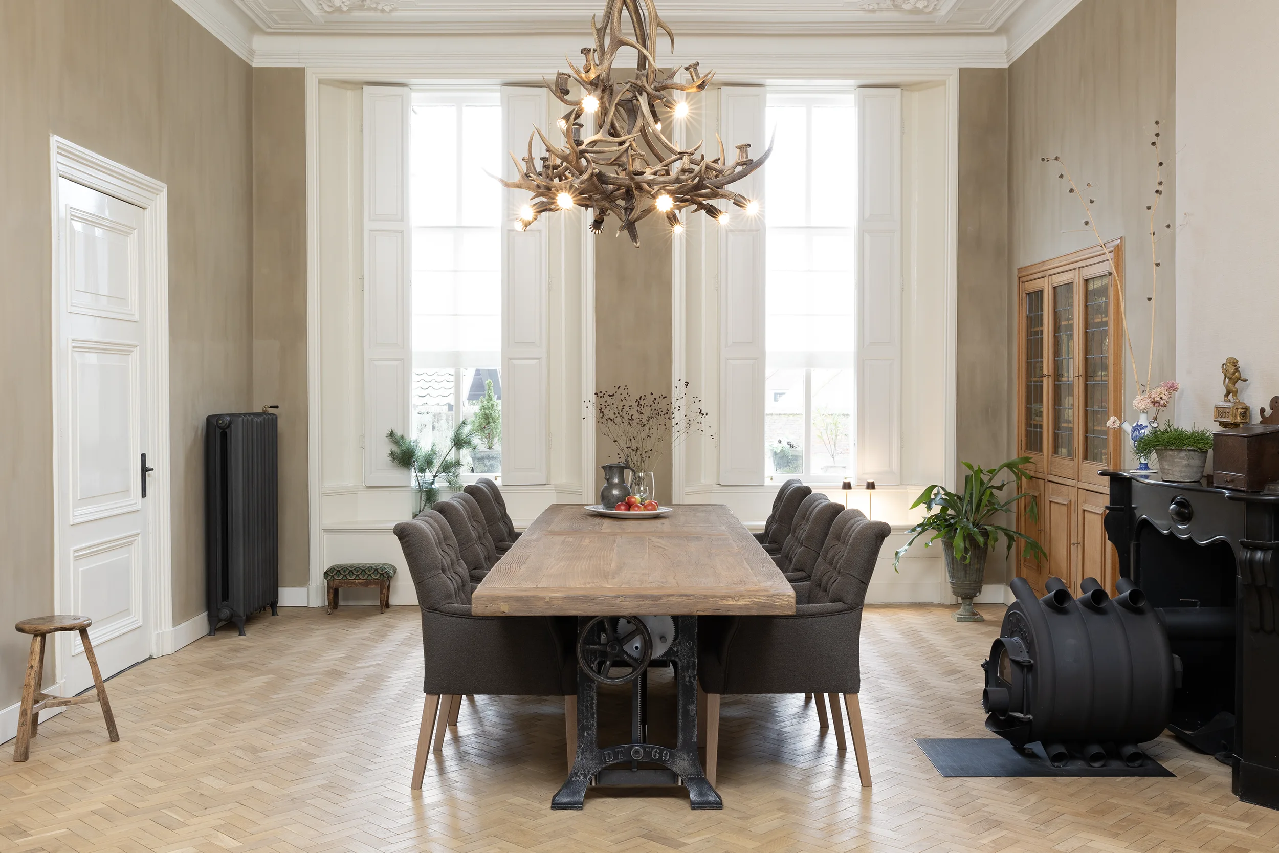 Industrial height-adjustable dining table with a luxurious oak tabletop