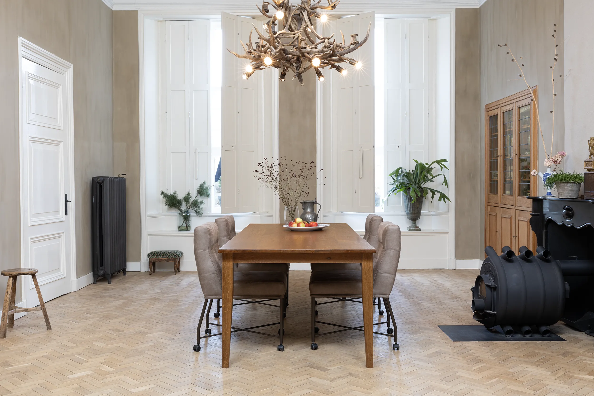 G021 custom-made oak farmhouse dining table (2) French dining table made of oak in a stylish living room
