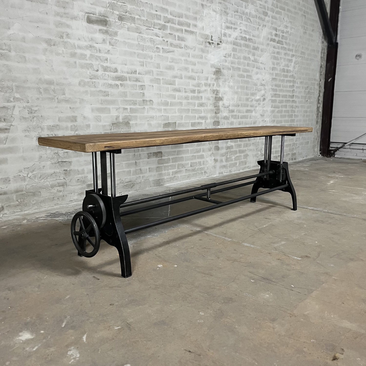 Height-adjustable industrial dining bench DT27-B-H-1 Industrial dining bench made of steel and reclaimed oak, with a height-adjustable mechanism.